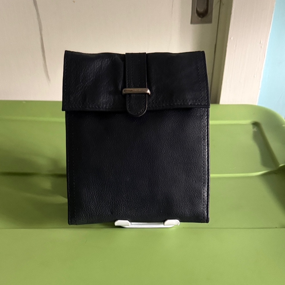 Kenneth Cole Black Leather Cross body bag